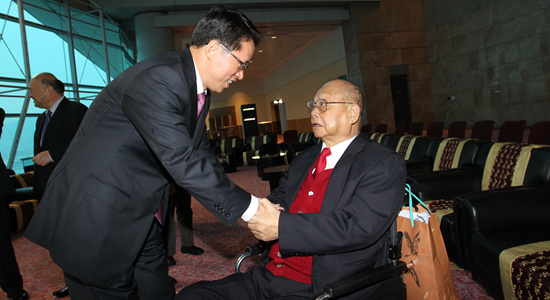 張曉明主任和嘉賓握手