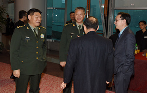 駐港部隊司令員譚本宏 政委岳世鑫與來賓交談