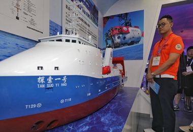 參訪團在中國科學院參觀&ldquo;探索一號&rdquo;模型