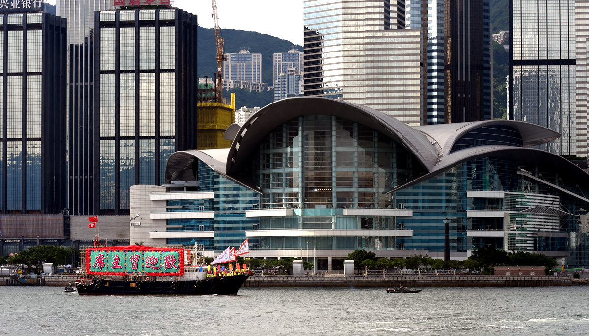 香港百船巡游庆回归二十周年