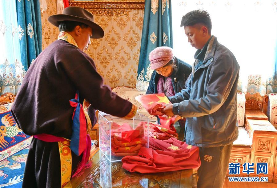 （新华全媒头条·图文互动）（5）一面国旗与三代人的守望——记西藏林芝市西日卡村的“红色”传承