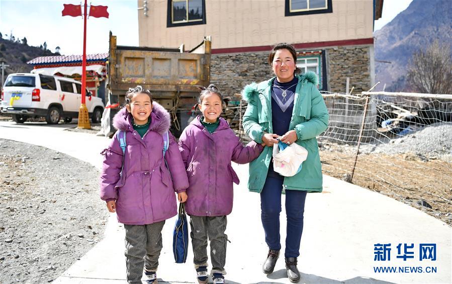 （新华全媒头条·图文互动）（3）一面国旗与三代人的守望——记西藏林芝市西日卡村的“红色”传承
