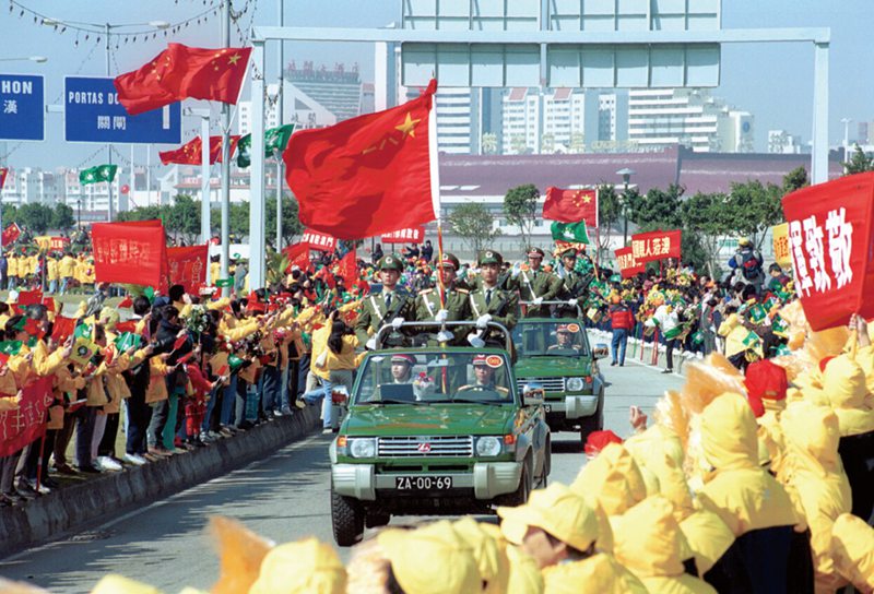 人民解放局驻澳部队于1999年12月20日进驻澳门,居民欢天喜地,夹道相迎